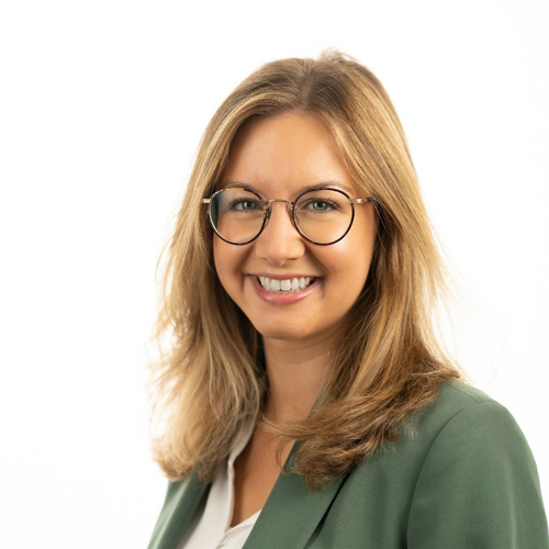 Julie Devos headshot